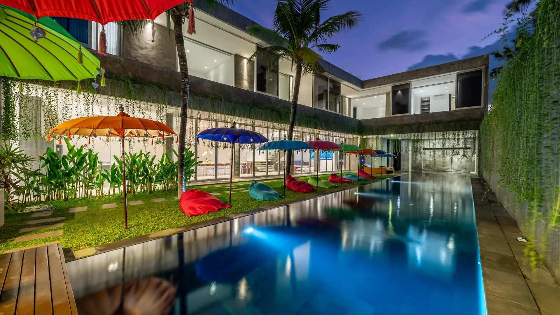 Villa Simpatico Spacious 6 Bedroom Villa Retreat In Central Seminyak