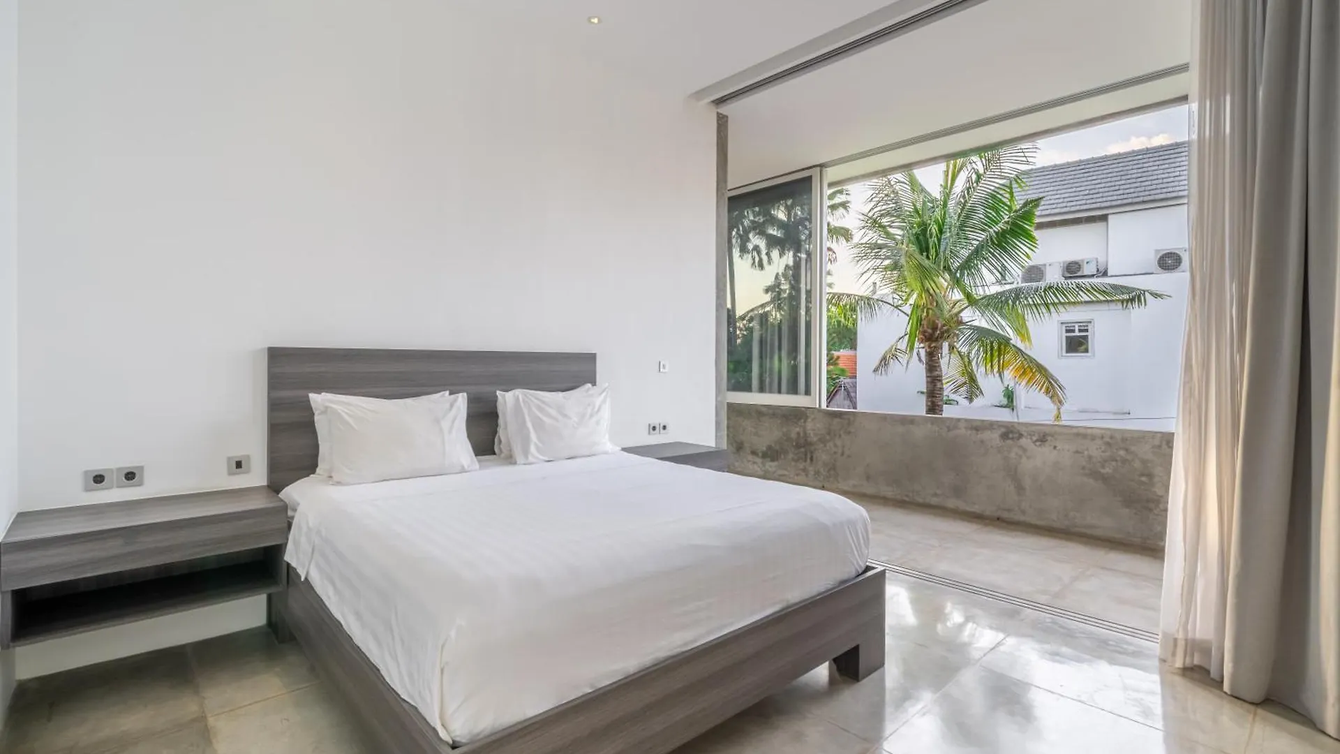 Villa Simpatico Spacious 6 Bedroom Villa Retreat In Central Seminyak  Seminyak (Bali)